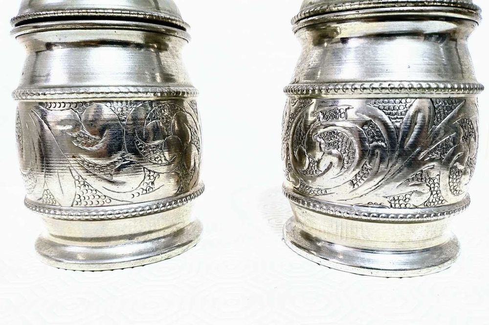 Par de recipientes em metal prateado cinzelados à mão