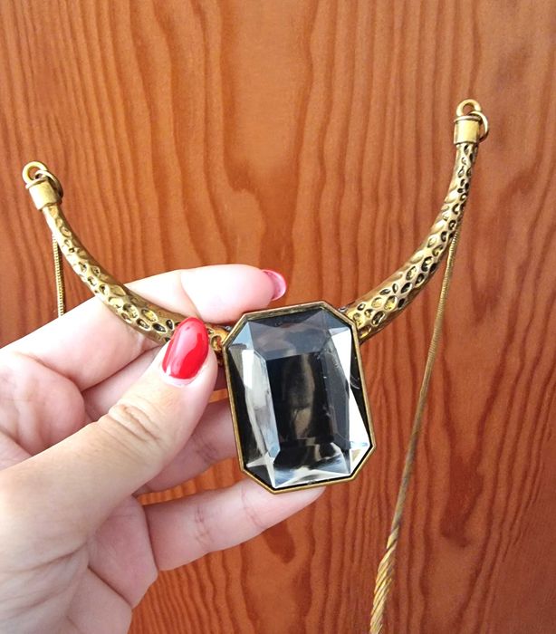 Colar dourado com uma pedra