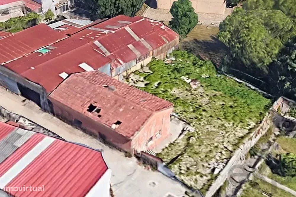 2 Moradias, Armazem E Terreno Rústico