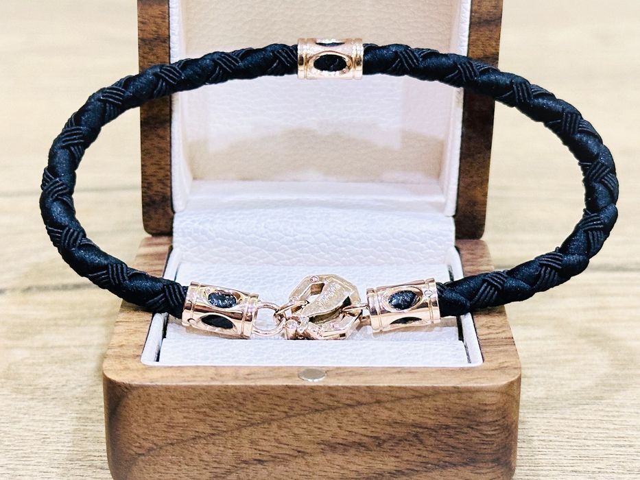 Браслет з золотыми вставками на черном банлирном шнуре вес 7.6 г