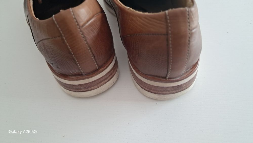 Sapatos de homem  marca MELVIN & HAMILTON  em pele castanha.