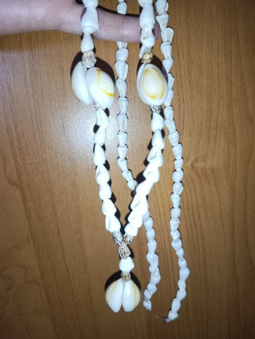 Długi naszyjnik z naturalnych muszelek kauri – styl boho / lato