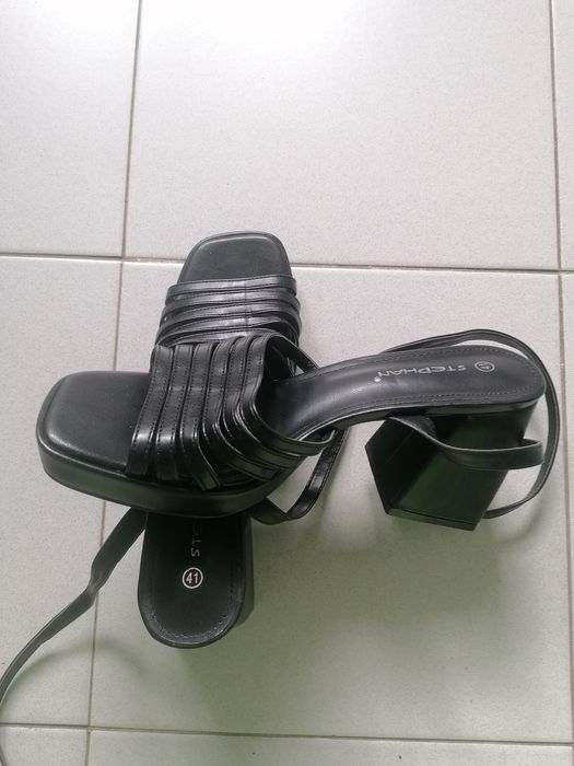 Sandálias pretas com salto