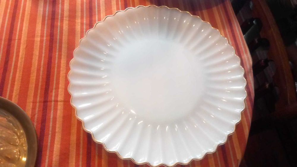 Prato grande vintage de vidro de leite com borda dourada