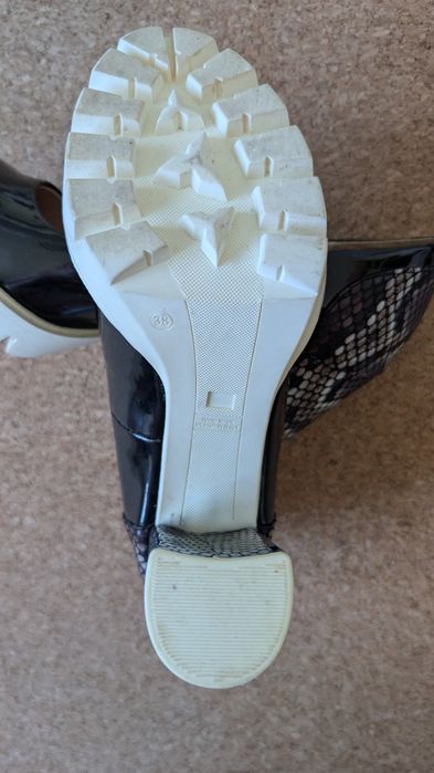 Skórzane czarne lakierowane czółenka biała platforma na słupku Foletti