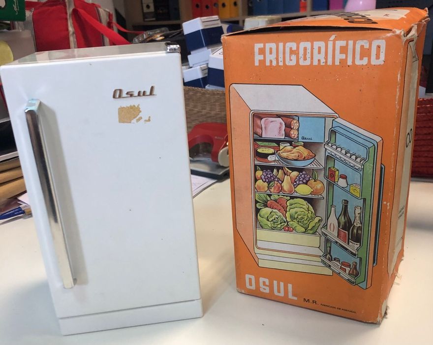 Brinquedos vintage batedeira e frigorífico