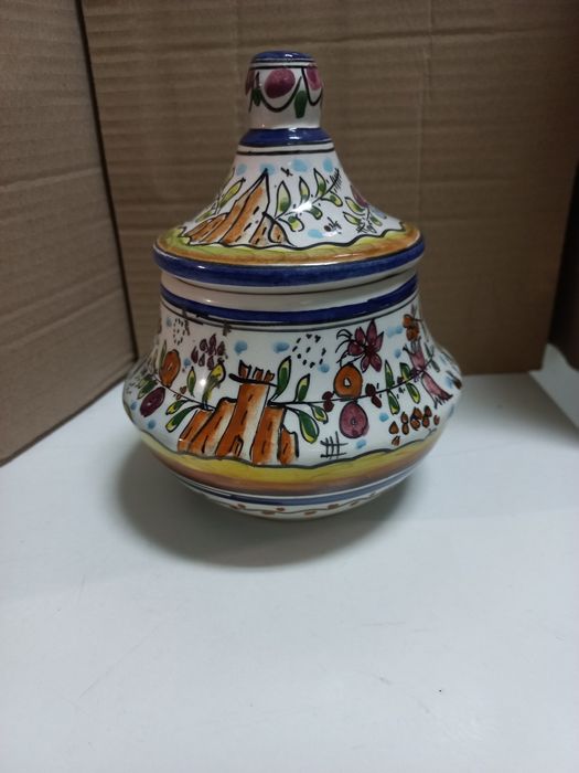 Bomboneira em faiança decorativa de Coimbra - peça numerada.
Pintado à