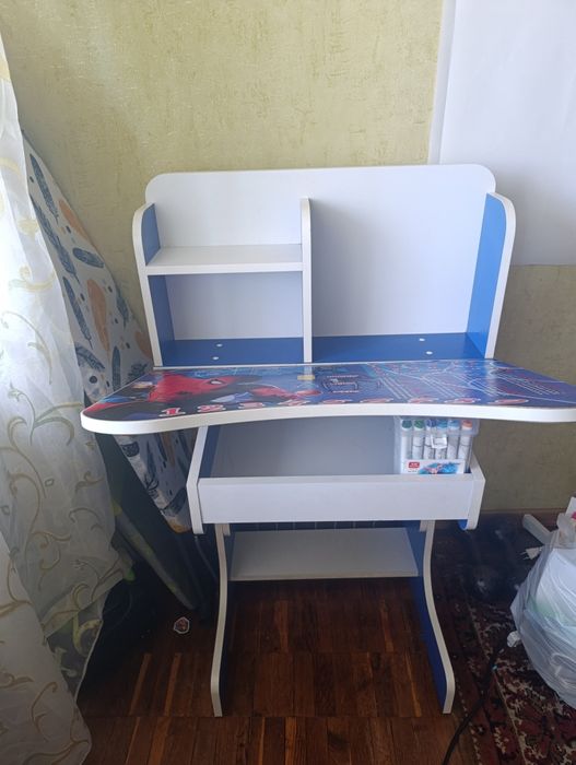 продається стіл дитячий