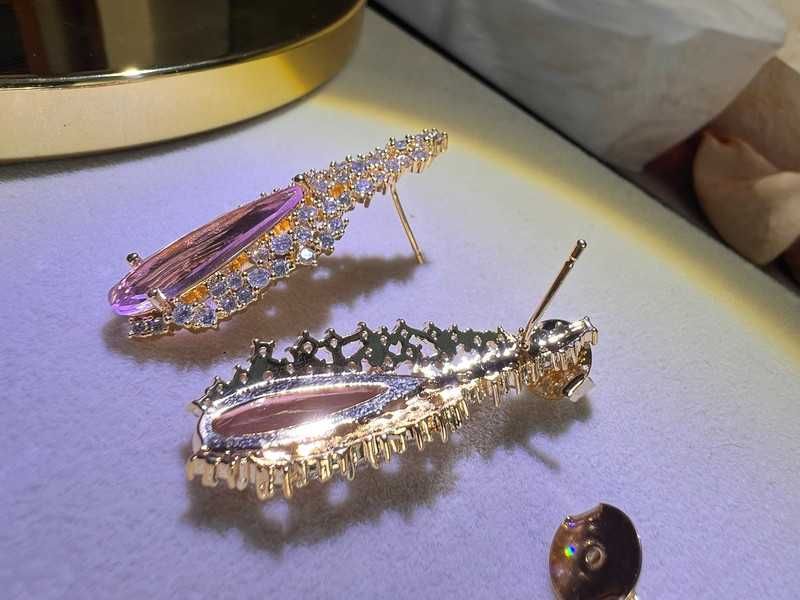 Brinco de festa Elegante | Microzircônias Pedra Rose | Banho Ouro 18k