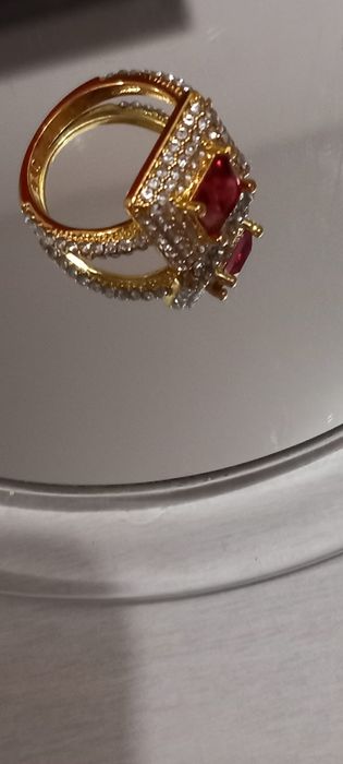 Pierścionek damski w złotym kolorze