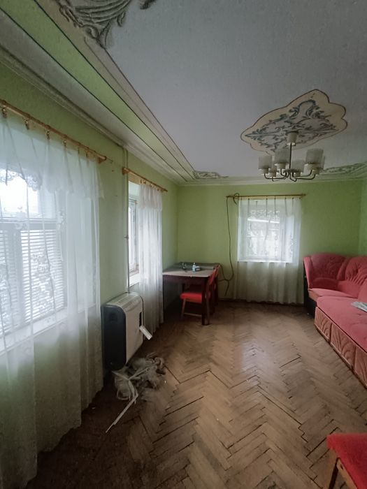 Продаж частини будинку в центрі Довжку
