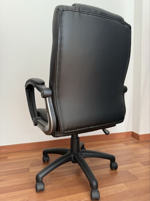 Cadeira de Escritório Executiva Pele Preta