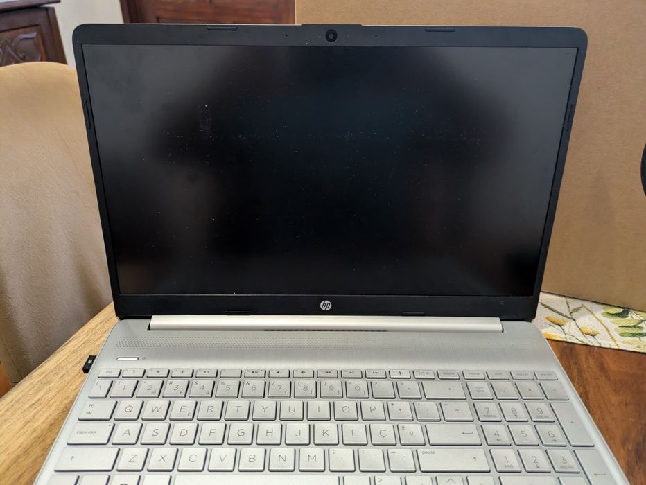Portátil HP 15s-eq2021np (15.6'' - AMD Ryzen 3 5300U - RAM: 8 GB - 256