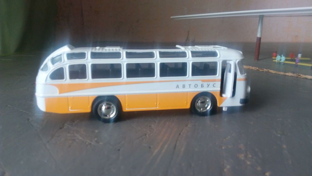 Модель автобуса ЛАЗ-695 масштаб 1/64.
