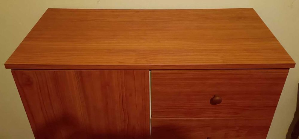 Móvel de arrumos - gavetas e porta