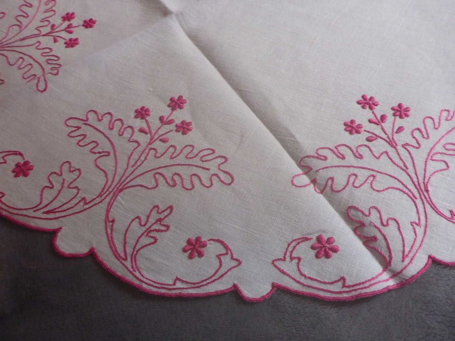 Toalha redonda linho cor rosa e 8 guardanapos bordados á mão 172x164cm