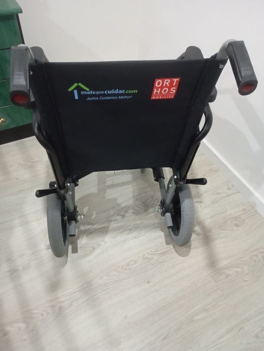 Cama articulada com colchao anti-escaras e cadeira de rodas