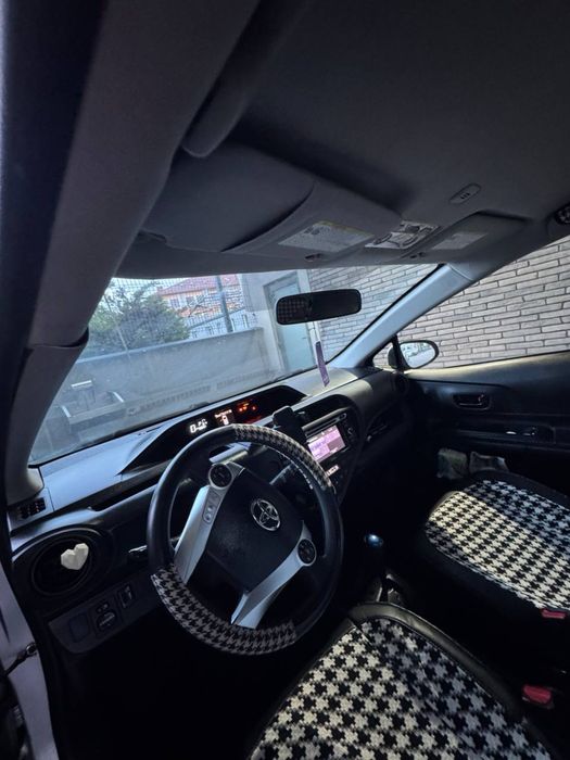 Машина  Toyota prius