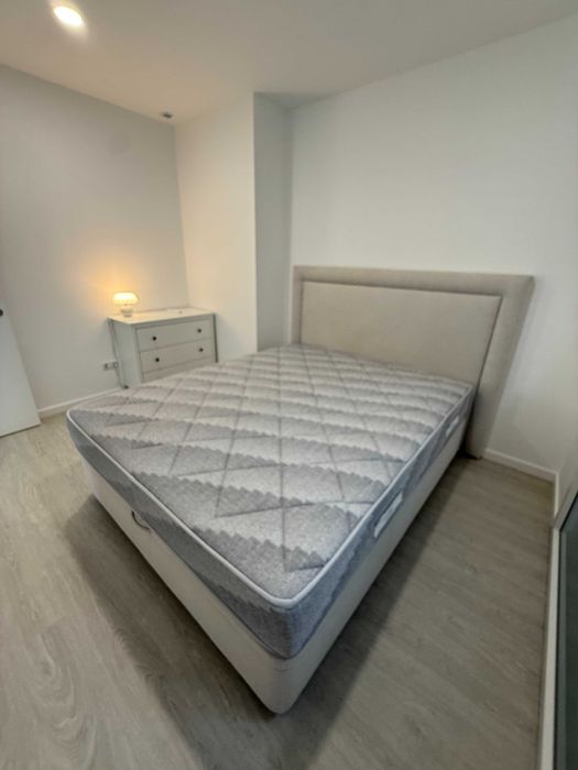 Cama Queen Size (2,00m x 1,60m) com cabeceira e colchao mola ensacada