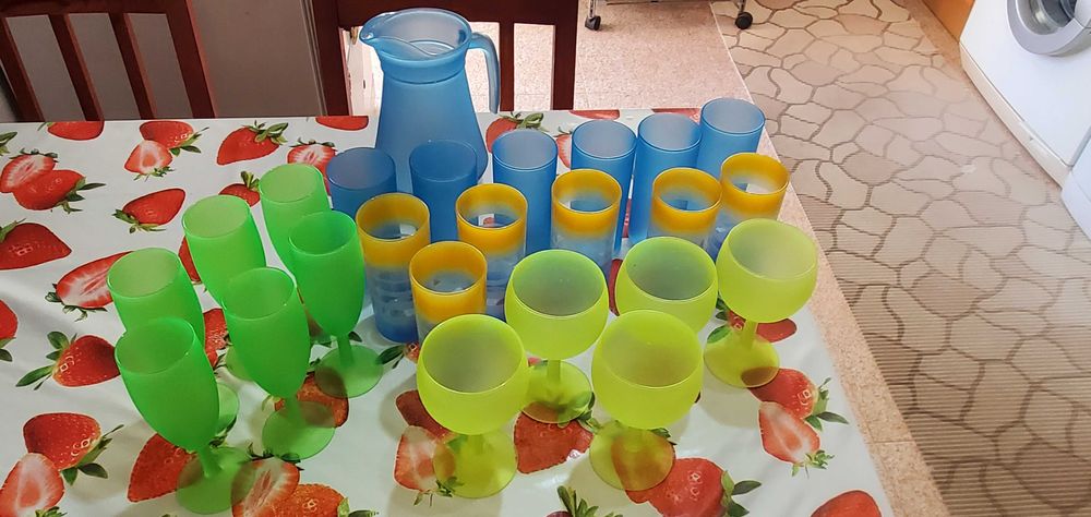 Conjunto de Copos Coloridos, com Jarro. COMO NOVOS