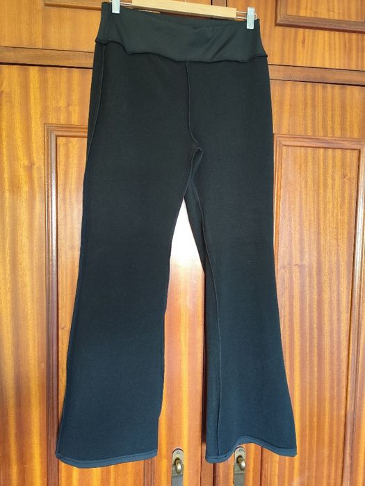 Legins pretas á boca de sino com pêlo