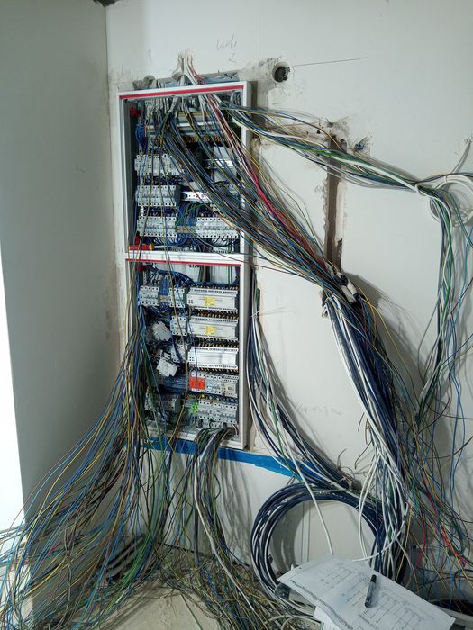 ELEKTRYK  Usługi elektryczne