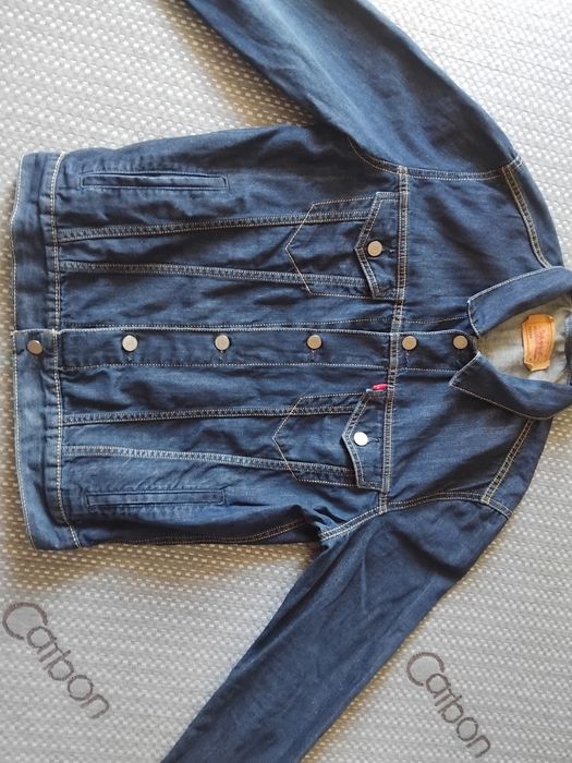 Продам джинсову куртку Levi's б/у