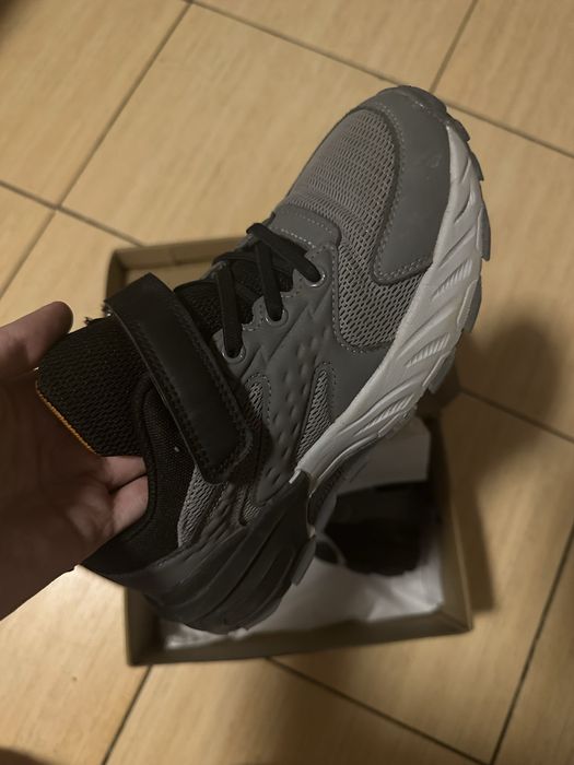 Продам детские кросовки