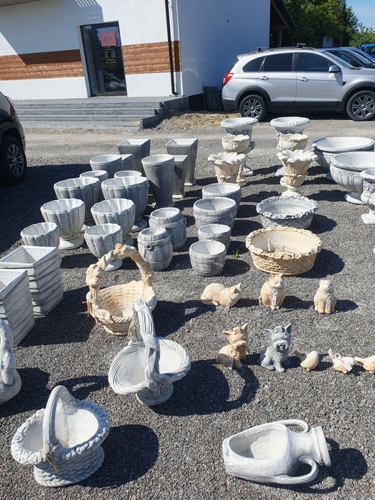 Figurki, fontanny, donice ogrodowe, ławki i stół betonowy