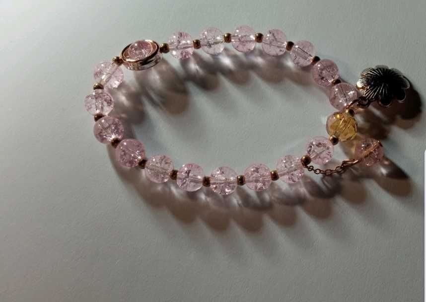 Браслет із рожевими намистинами та підвіскою-квіткою