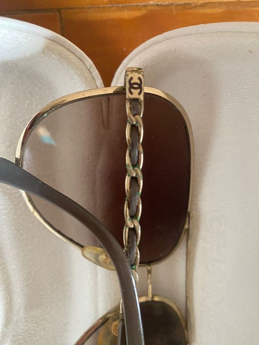 Óculos Chanel dourados