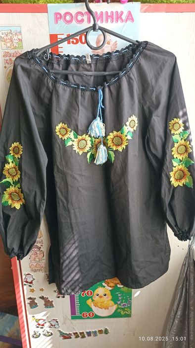 Нова вишиванка на дівчину