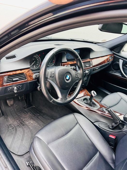 BMW 318 LCI 2011