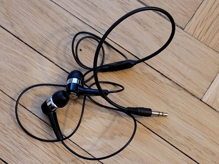 Słuchawki przewodowe czarne Samsung krótki kabel powystawowe