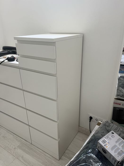 Cómoda Ikea com espelho e 6 gavetas