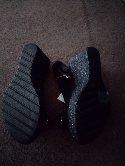 Sandały czarne na koturnie