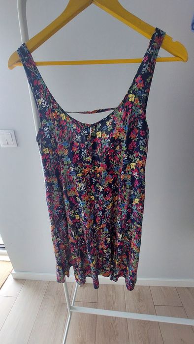 7Peças (3 Blusas e 4 vestidos tamanho M como novos)por 16€.
