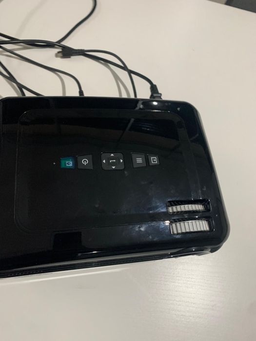 tela e projetor preto e apoio do projetor