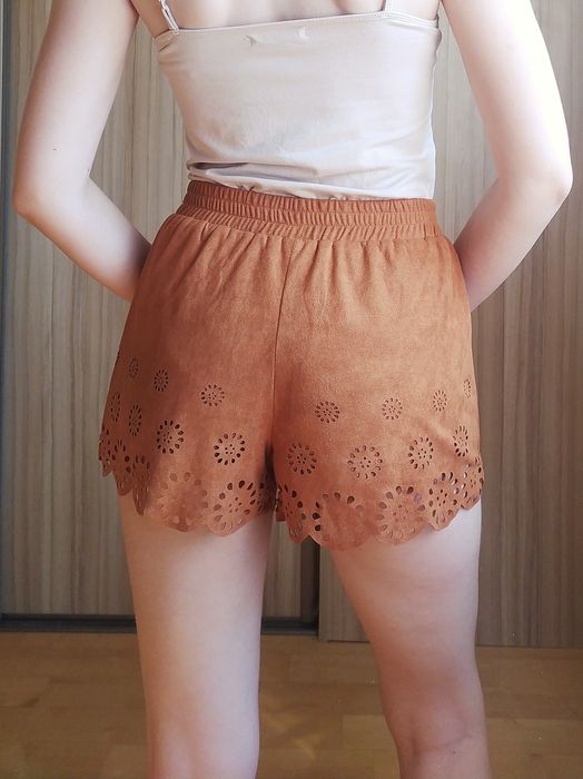 Szorty zamszowe koronkowe