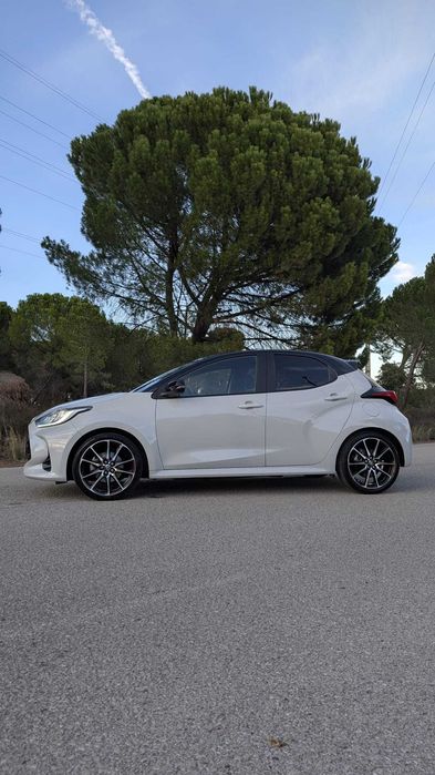 Toyota yaris híbrido 2022