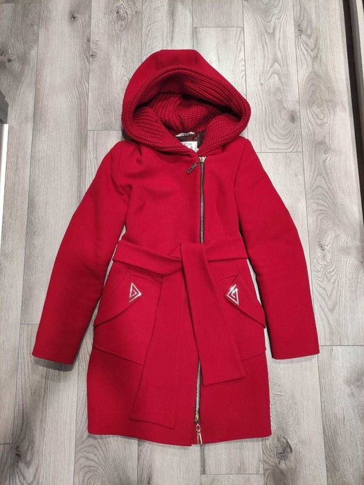 Пальто червоне з поясом