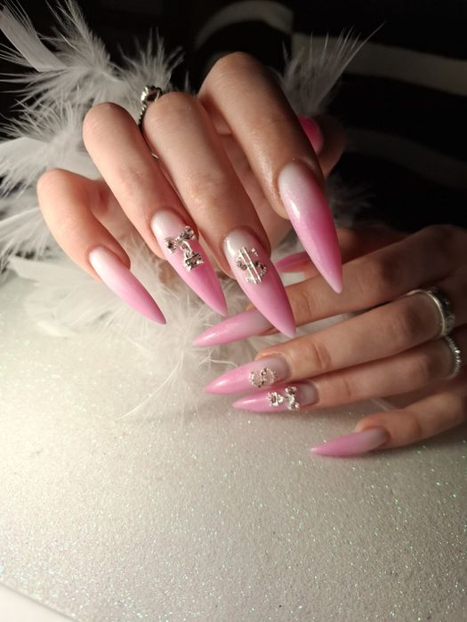 Манікюр, педикюр, нарощення нігтів, корекція