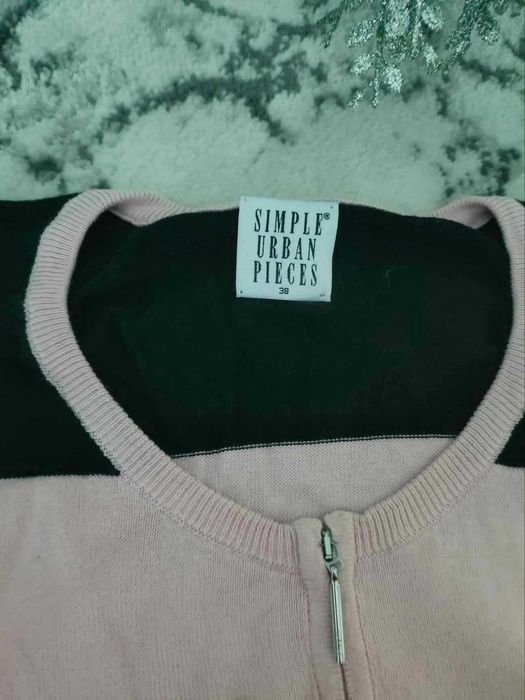 Czarno różowy sweter w pasy Simple