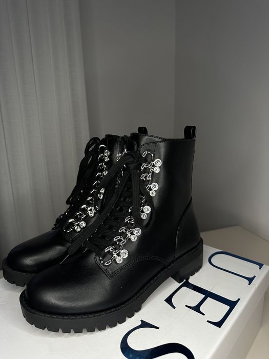 Czarne botki Guess