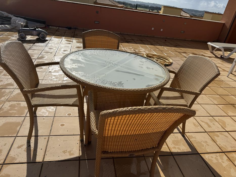 Mesa com tampa de vidro