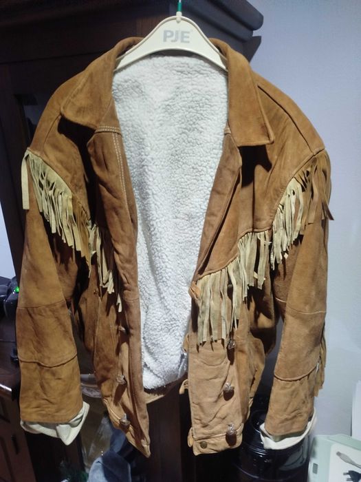 Casaco em Pele, com Franjas (estilo Western), interior/forado com lã.