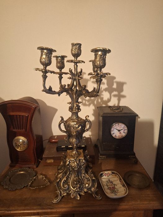 Dois relogios um é um radio tambem em bom estado