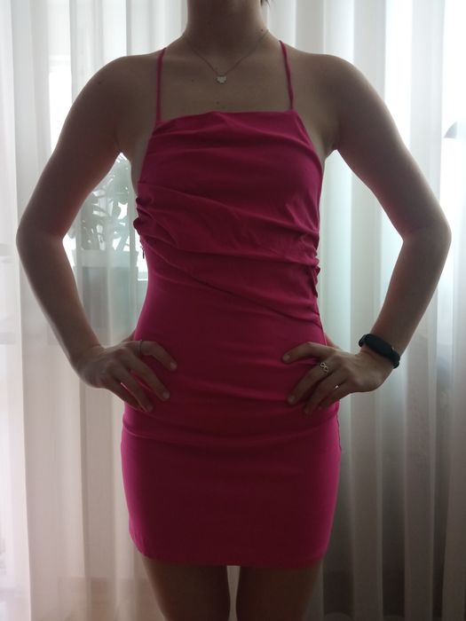 Sukienka PULL&BEAR w kolorze fuksji