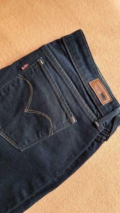 Levis 31 Demi Curve W31  L32