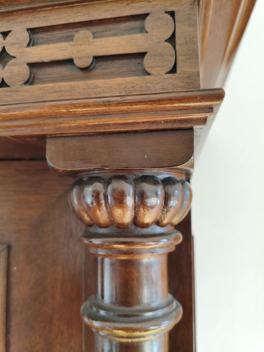 Antyczna rzeźbiona szafa